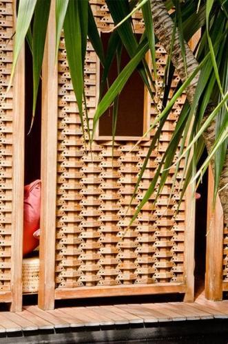 Outdoor-Timber-Screen-Trou-Aux-Biches-Hotel_PORTRAIT