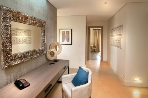 22-Wood-and-Metal-Desk-Anahita-Villa-1024x680