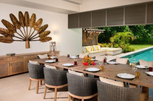 23-Table-and-Carved-Console-Anahita-Villa-1024x680