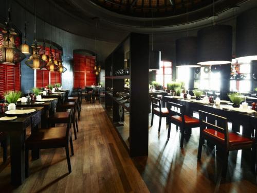 31-@Lux-BM-Duck-Restaurant-Floor-1024x767